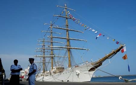 Tàu hải quân Argentina bị... chủ nợ bắt giữ - 1 Tàu Libertad bị bắt giữ tại cảng Tema của Ghana