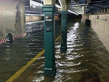 Bão Sandy để lại bài toán khó giải cho tàu điện ngầm New York - 1 Các tuyến tàu điện ngầm New York đã bị ngập nặng