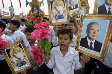 Thi hài cựu quốc vương Campuchia sẽ được quàn 3 tháng - 1 Khi còn trị vì Norodom Sihanouk rất được người dân Campuchia yêu mến