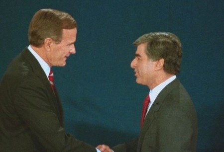 Những khoảnh khắc “chín mặt” hạ bệ ứng viên tổng thống Mỹ - 5 Michael Dukakis (phải) đã thua trong màn tranh luận với Bush