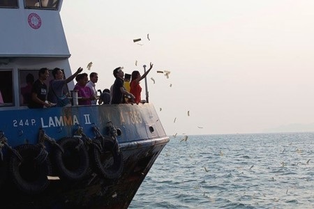 Người nhà nạn nhân vụ chìm phà cầu nguyện cho người thân