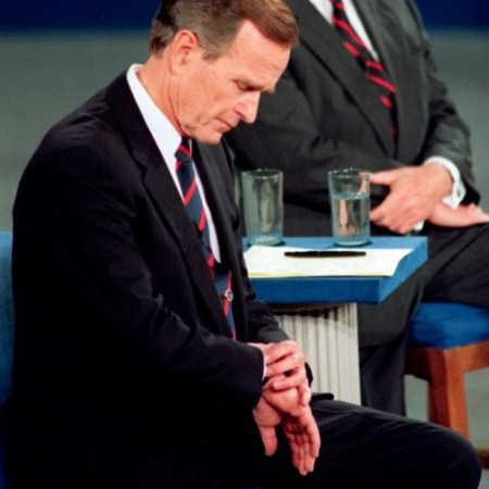 Những khoảnh khắc “chín mặt” hạ bệ ứng viên tổng thống Mỹ - 3 Cựu tổng thống Mỹ Bush (cha) mất điểm vì nhìn đồng hồ