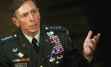 CIA điều tra cựu giám đốc ngoại tình David Petraeus - 1 Cựu giám đốc CIA David Petraeus mất chức vì lỡ trăng hoa