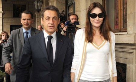Cựu tổng thống Pháp Sarkozy cùng vợ