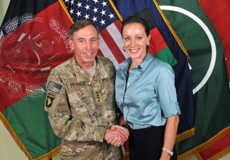 Người tình của cựu giám đốc CIA hối hận vì lỡ vụng trộm - 1 Paula Broadwell hối tiếc vì đã đi quá giới hạn với ông Petraeus