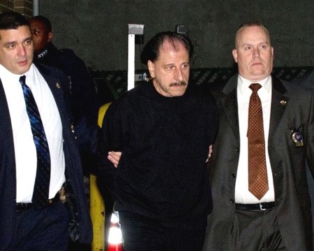 Salvatore Perrone (giữa) đã bị bắt giữ và khép tội giết người hàng loạt