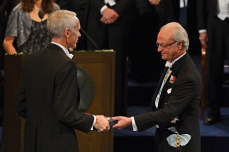 Nhà vua Thụy Điển trao giải cho các chủ nhân