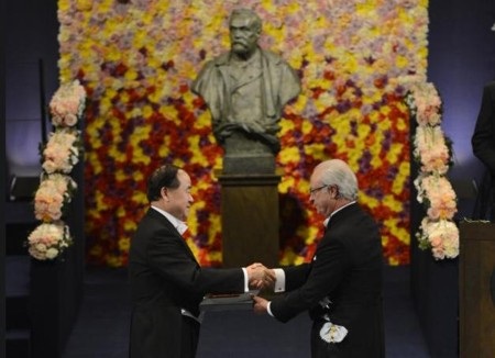 Nhà vua Thụy Điển trao giải cho các chủ nhân