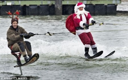 Thế giới tưng bừng đón Giáng Sinh - 7 Các ông già Noel thi lướt sóng tại Mỹ