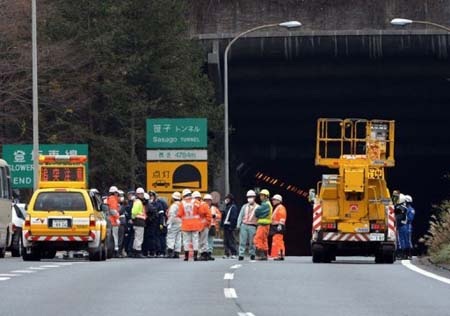 Nhiều xe cứu hộ đang tập trung bên ngoài cửa hầm (Ảnh: AFP)
