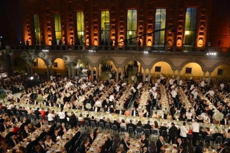 Sau phần nghi lễ là buổi tiệc tối tôn vinh các chủ nhân giải Nobel