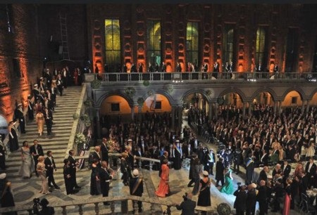 Sau phần nghi lễ là buổi tiệc tối tôn vinh các chủ nhân giải Nobel