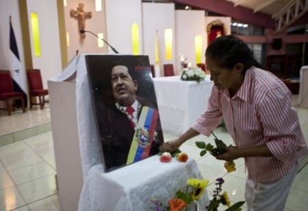 Tổng thống Venezuela phục hồi tích cực sau khi bị xuất huyết - 1 Nhiều người Venezuela đang cầu nguyện cho ông Chavez