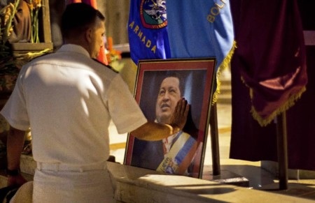 Tổng thống Venezuela đã có thể đứng dậy đi lại - 1 Người dân Venezuela rất mong chờ ông Chavez trở lại