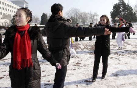 Người Triều Tiên tưng bừng múa hát mừng vụ phóng tên lửa - 5 Thanh Tùng