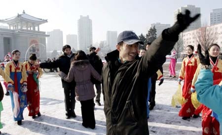 Người Triều Tiên tưng bừng múa hát mừng vụ phóng tên lửa - 1 Người Triều Tiên vui như mở hội sau vụ phóng tên lửa thành công