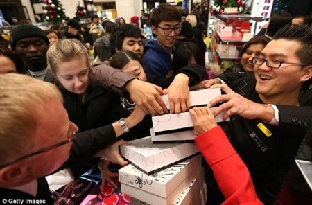 Người Anh khổ sở chen lấn mua hàng giảm giá sau Giáng Sinh - 7 Thanh Tùng