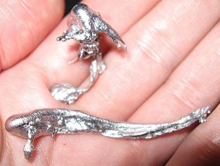 Thú vị những nghi lễ cổ đón năm mới khắp thế giới - 1 Người Phần Lan tiên đoán năm mới qua hình dáng những mẩu chì