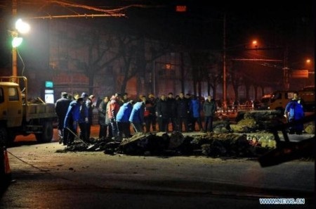 Trung Quốc: Hố tử thần “khủng” xuất hiện giữa thành phố - 3 Thanh Tùng