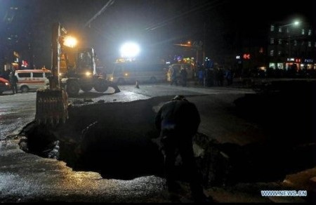 Trung Quốc: Hố tử thần “khủng” xuất hiện giữa thành phố - 4 Thanh Tùng