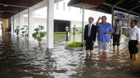 Nước lũ "nhấn chìm" thủ đô Jakarta, đe dọa dinh tổng thống - 1 Tổng thống Bambang Yudhoyono lội nước trong dinh tổng thống