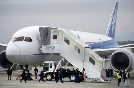 Thêm nhiều máy bay 787 bị cấm bay, Boeing bị yêu cầu bồi thường - 1 Sự cố khiến hầu hết các máy bay Boeing 787 đã bị đình bay