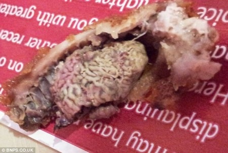 Rùng rợn phát hiện có bộ óc trong gà rán KFC - 1 Miếng gà rán KFC với bộ óc gà bên trong