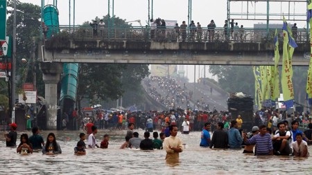 Nước lũ "nhấn chìm" thủ đô Jakarta, đe dọa dinh tổng thống - 3 Thanh Tùng