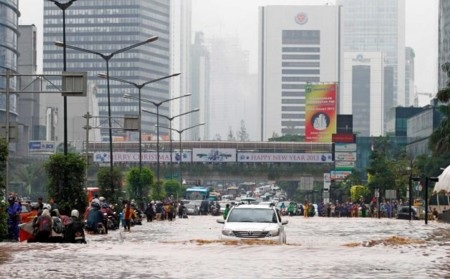 Nước lũ "nhấn chìm" thủ đô Jakarta, đe dọa dinh tổng thống - 5 Thanh Tùng