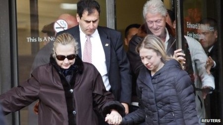 Ngoại trưởng Mỹ Hillary Clinton đã xuất viện - 1 Bà Clinton được chồng và con gái đón rời viện