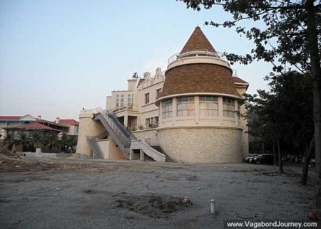 Đại siêu thị lớn nhất thế giới hoang tàn như "khu nhà ma" - 3 Thanh Tùng