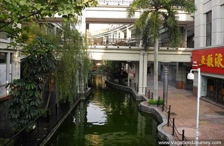 Đại siêu thị lớn nhất thế giới hoang tàn như "khu nhà ma" - 10 Thanh Tùng