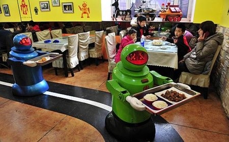 Trung Quốc: Độc đáo nhà hàng do... robot phục vụ - 2 Thanh Tùng