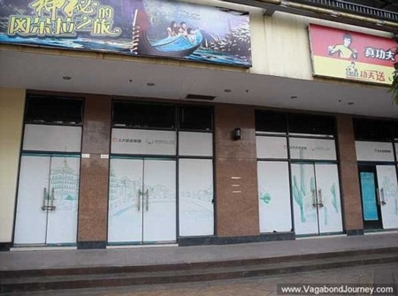 Đại siêu thị lớn nhất thế giới hoang tàn như "khu nhà ma" - 5 Thanh Tùng