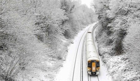 Tuyết "chôn vùi" London và Paris - 1 Tuyết phủ trắng khắp nước Anh