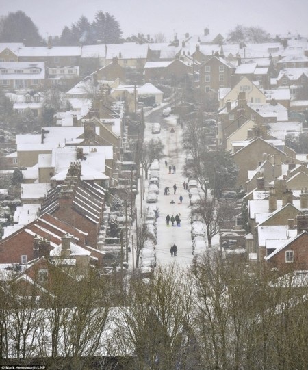 Tuyết "chôn vùi" London và Paris - 2 Thanh Tùng