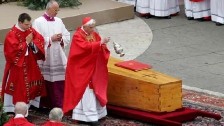 Chùm ảnh về nhiệm kỳ ngắn ngủi của Giáo hoàng Benedict XVI - 4 Hồng y Ratzinger thực hiện một nghi thức trong lễ tang