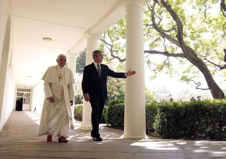Chùm ảnh về nhiệm kỳ ngắn ngủi của Giáo hoàng Benedict XVI - 9 …tới thăm Nhà Trắng tháng 4/2008 và được Tổng thống Mỹ tiếp đón.