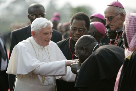 Chùm ảnh về nhiệm kỳ ngắn ngủi của Giáo hoàng Benedict XVI - 13 Giáo hoàng công du tới Cameroon năm 2009.