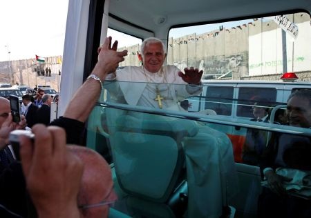 Chùm ảnh về nhiệm kỳ ngắn ngủi của Giáo hoàng Benedict XVI - 14 Giáo hoàng được người dân Palestine chào đón khi thăm trại tị nạn Aida đây năm 2009