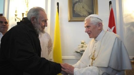 Chùm ảnh về nhiệm kỳ ngắn ngủi của Giáo hoàng Benedict XVI - 16 Cựu chủ tịch nước Cuba Fiden Castro tiếp đón Giáo hoàng tháng 3/2012.