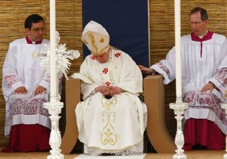 Chùm ảnh về nhiệm kỳ ngắn ngủi của Giáo hoàng Benedict XVI - 15 Giáo hoàng ngủ gật trong một nghi lễ tại Floriana, Malta năm 2010.