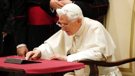 Chùm ảnh về nhiệm kỳ ngắn ngủi của Giáo hoàng Benedict XVI - 17 Giáo hoàng dùng iPad khai trương trang Twitter của Vatican hồi tháng 12 năm ngoái