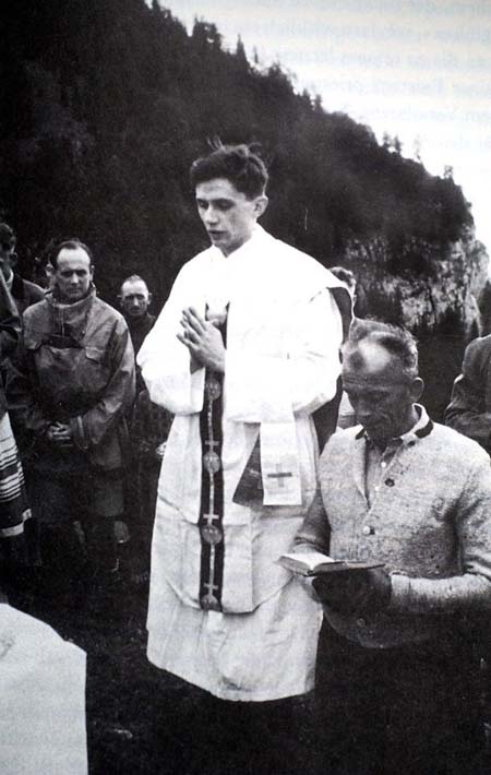 Chùm ảnh về nhiệm kỳ ngắn ngủi của Giáo hoàng Benedict XVI - 2 Năm 1952 cha cố Joseph Ratzinger tham gia một nghi lễ
