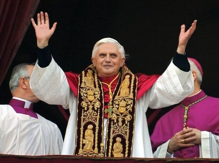 Chùm ảnh về nhiệm kỳ ngắn ngủi của Giáo hoàng Benedict XVI - 5 Hồng y Ratzinger chính thức trở thành Giáo hoàng năm 2005