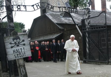 Chùm ảnh về nhiệm kỳ ngắn ngủi của Giáo hoàng Benedict XVI - 6 Tháng 5/2006 Giáo hoàng tới thăm một trại tập trung cũ của Phát xít Đức tại Ba Lan.