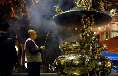 Châu Á tưng bừng đón năm Quý Tỵ - 8 Rất đông người dân Malaysia cũng ra đường đón giao thừa