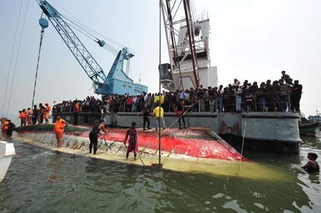 Phà chở 100 người bị chìm gần thủ đô Bangladesh - 1 Vụ chìm phà tại Bangladesh hồi tháng 3/2012 từng khiến hơn 112 người chết.