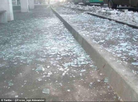 Mảnh kính vỡ bắn tung tóe khắp nơi