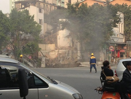 Hố tử thần “khủng” lại nuốt hàng loạt nhà giữa phố - 3 Cách xa 30m, mùi gas vẫn bốc lên